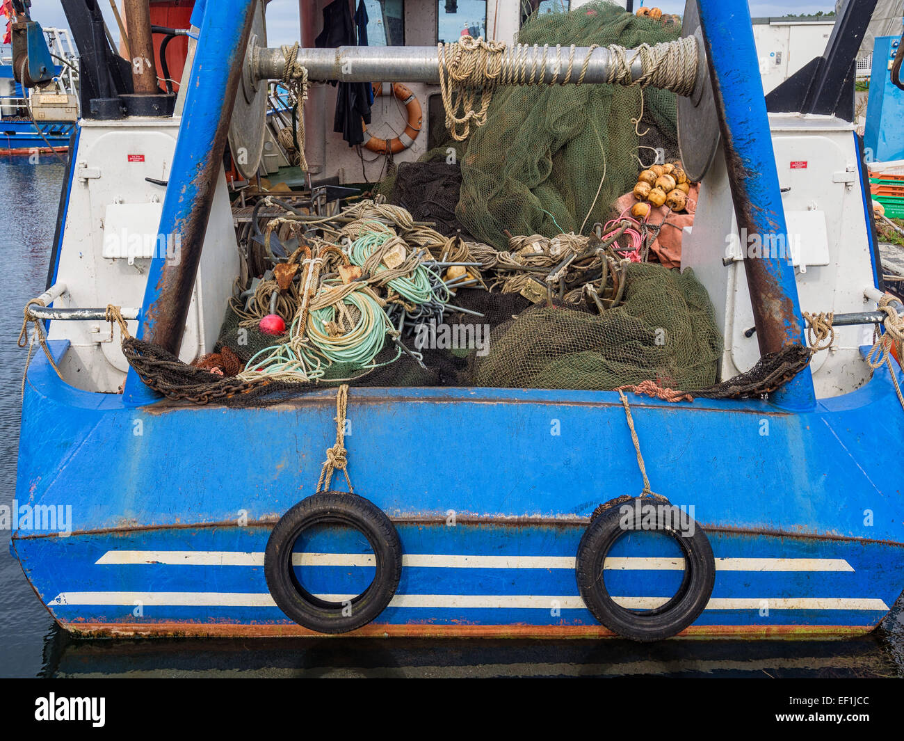 Barca da pesca nel porto di Thiessow sull'isola Ruegen (Germania). Foto Stock