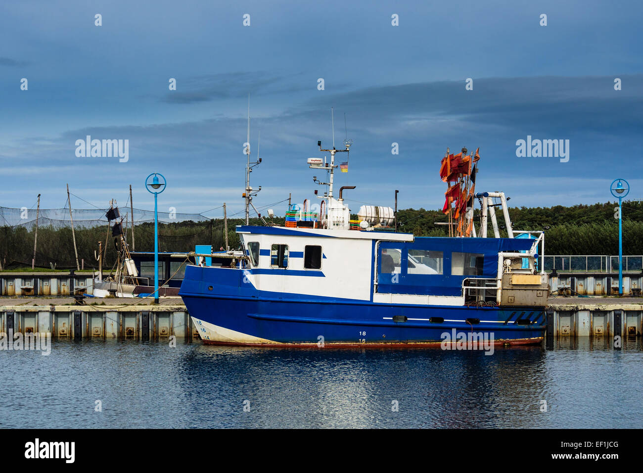 Barca da pesca nel porto di Thiessow sull'isola Ruegen (Germania). Foto Stock