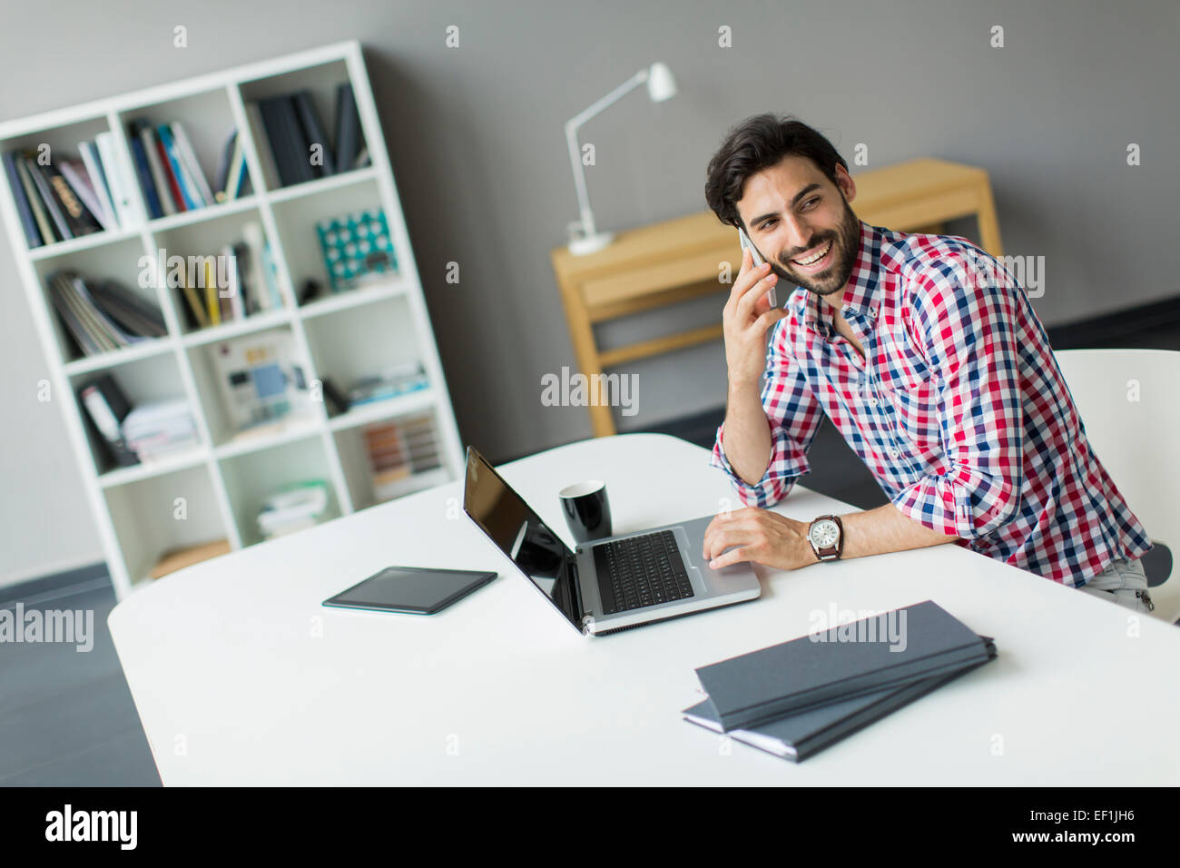 Giovane uomo in ufficio Foto Stock