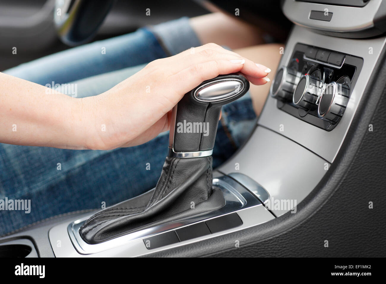 Mano sul cambio automatico della marcia, donna in auto di lusso Foto Stock