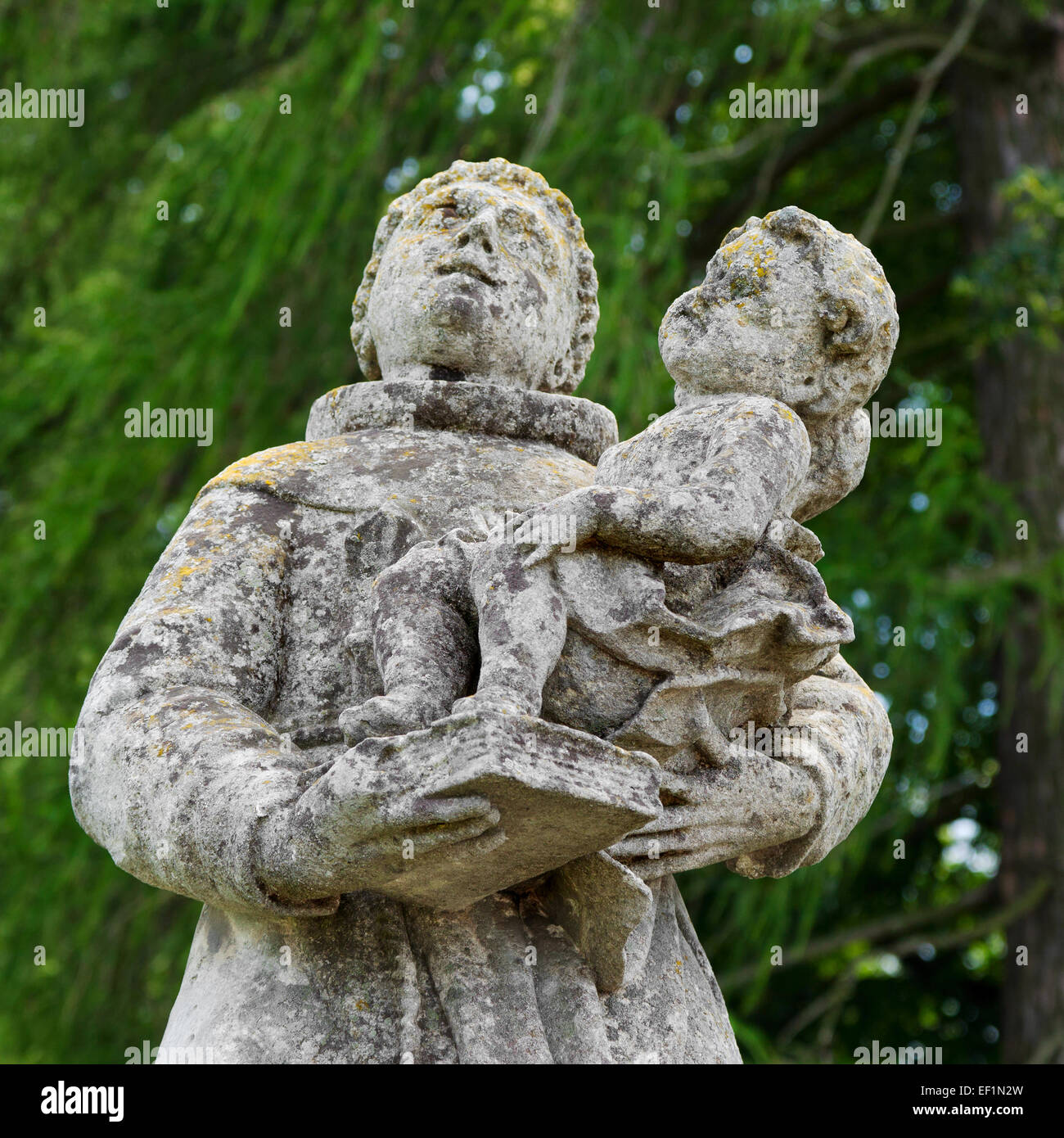 Statue vicino a una chiesa cattolica romana di esaltazione della Santa e di San Giuseppe. Il castello di Pidhirtsi, regione di Lviv, Ucraina. Foto Stock