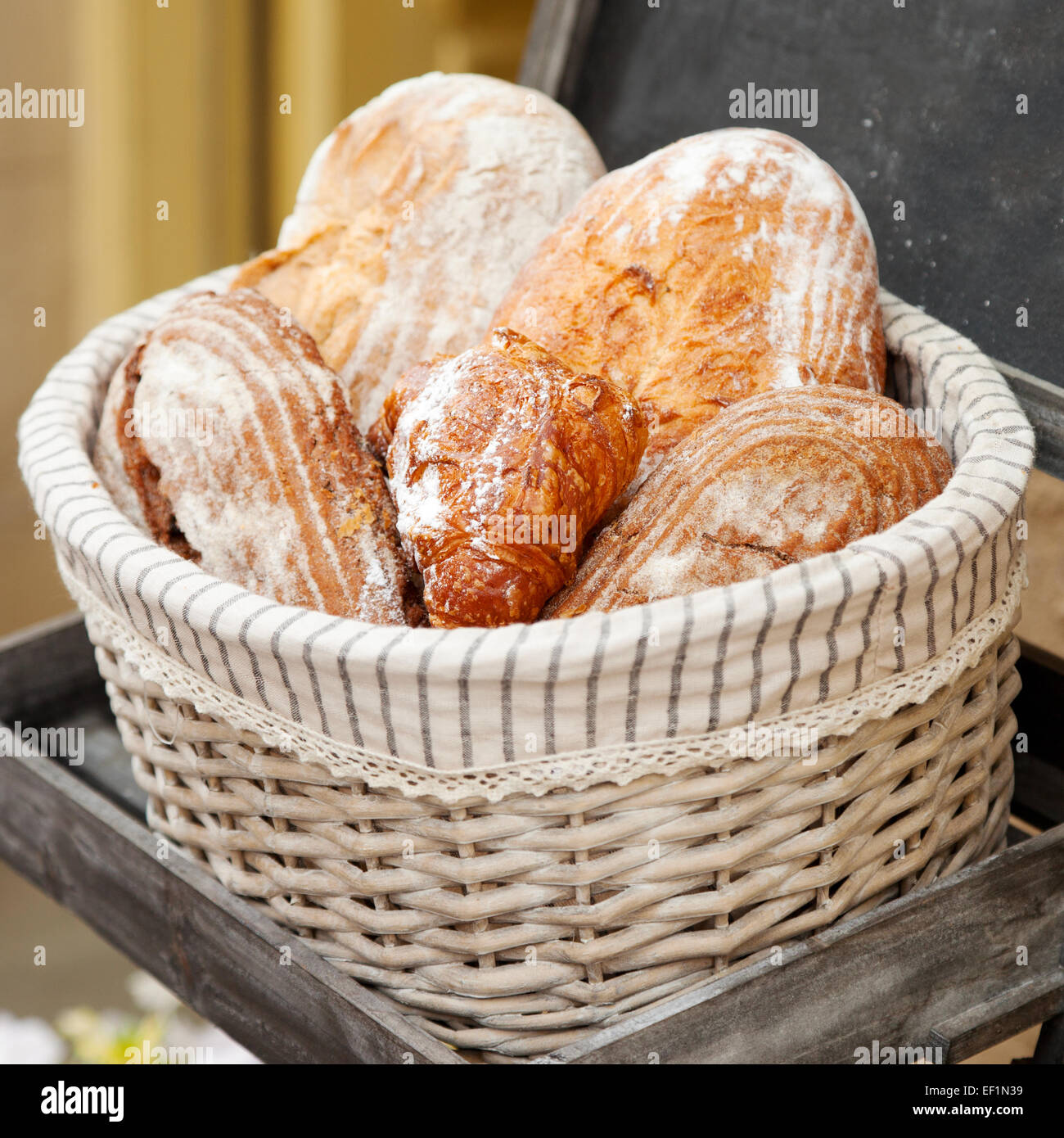 Pane integrale in un cestello Foto Stock