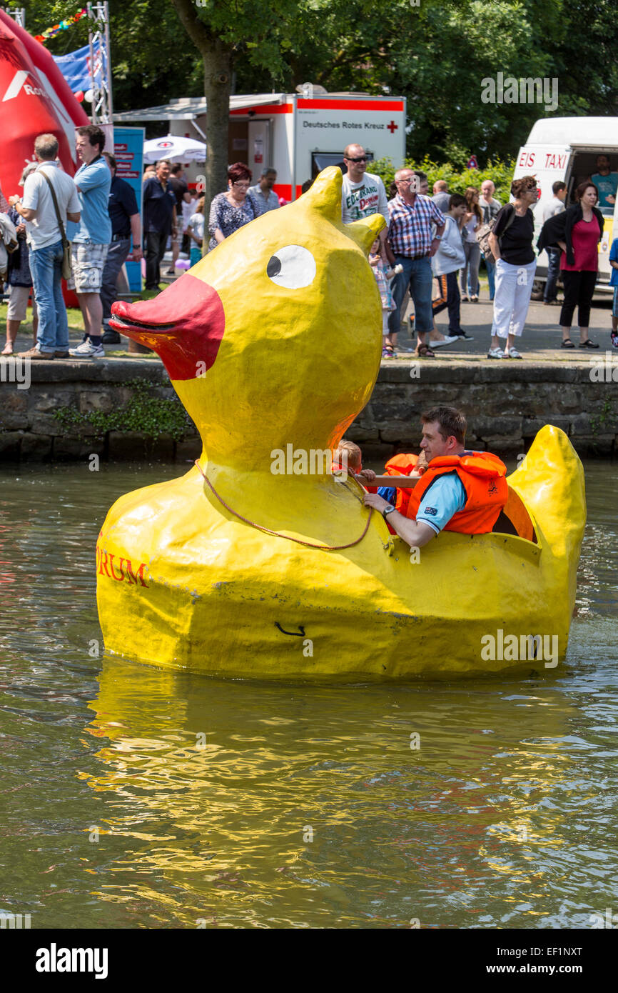 Rubber Duck gara divertente sul fiume Ruhr, dallo stile individuale le papere di gomma da bambini, Foto Stock