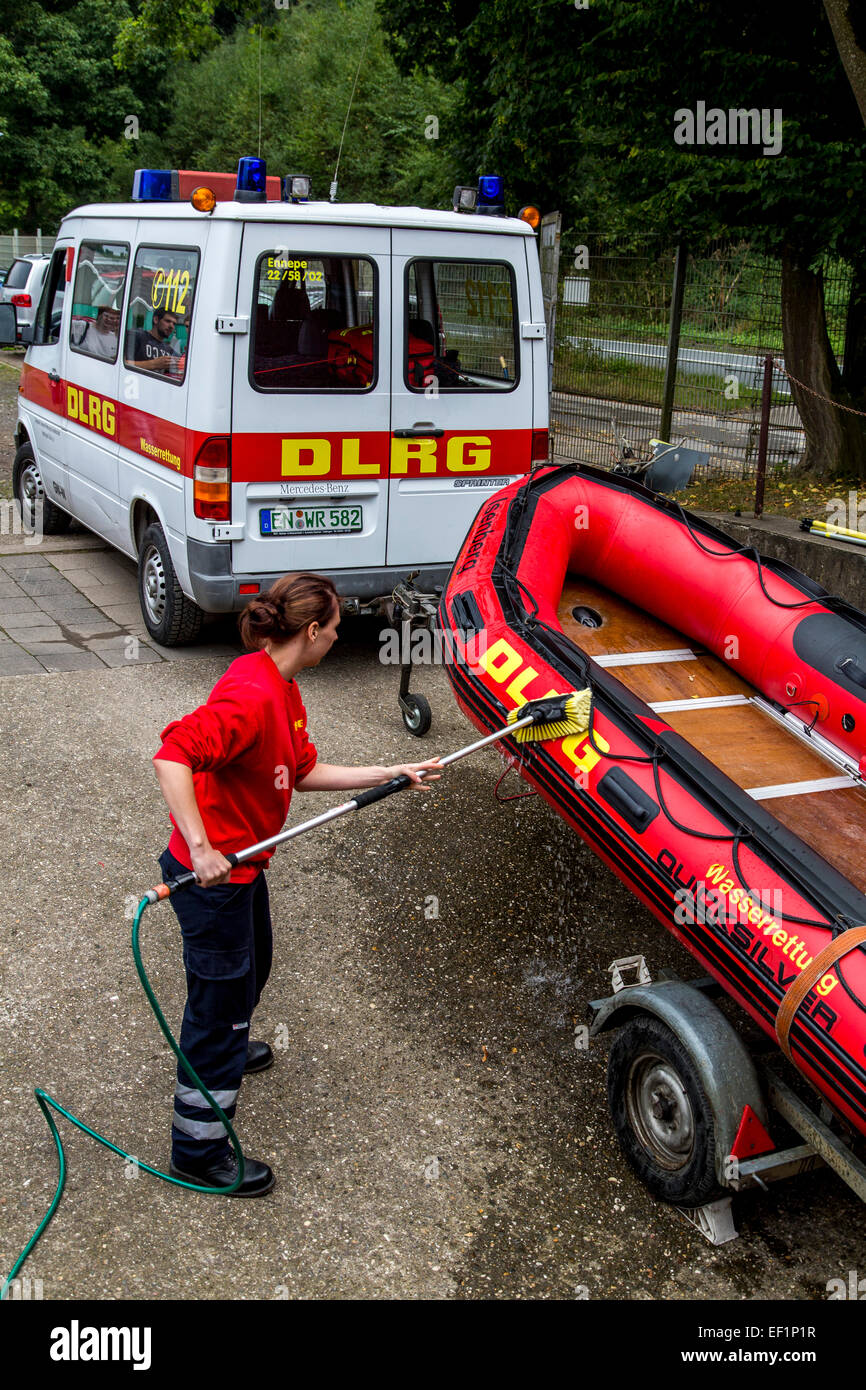 Fiume imbarcazione di pattuglia sul fiume Ruhr, da DLRG volontari, Tedesco per salvare la vita di associazione, bagnini di salvataggio, nuotatori, Foto Stock