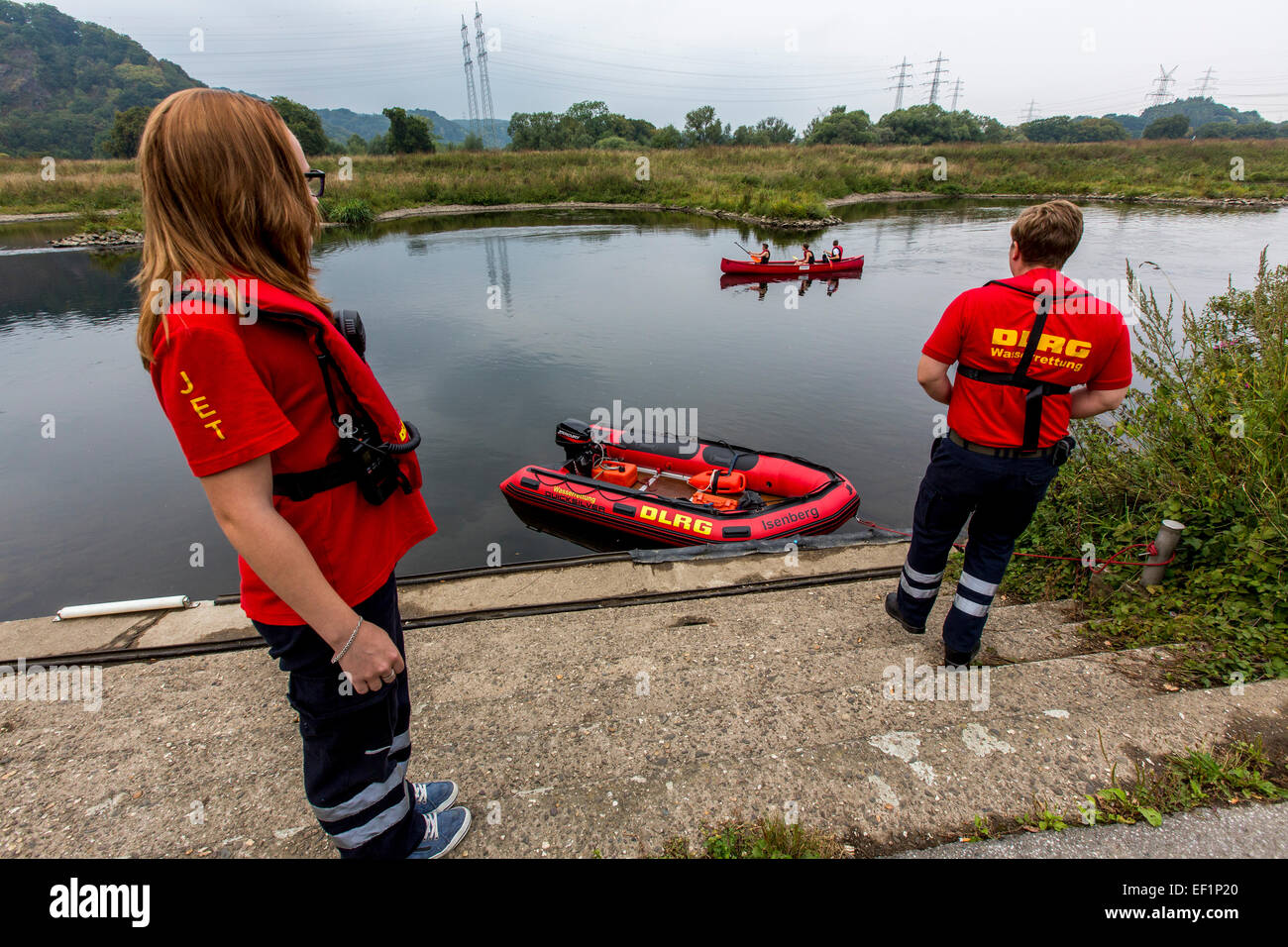 Fiume imbarcazione di pattuglia sul fiume Ruhr, da DLRG volontari, Tedesco per salvare la vita di associazione, bagnini di salvataggio, nuotatori, Foto Stock