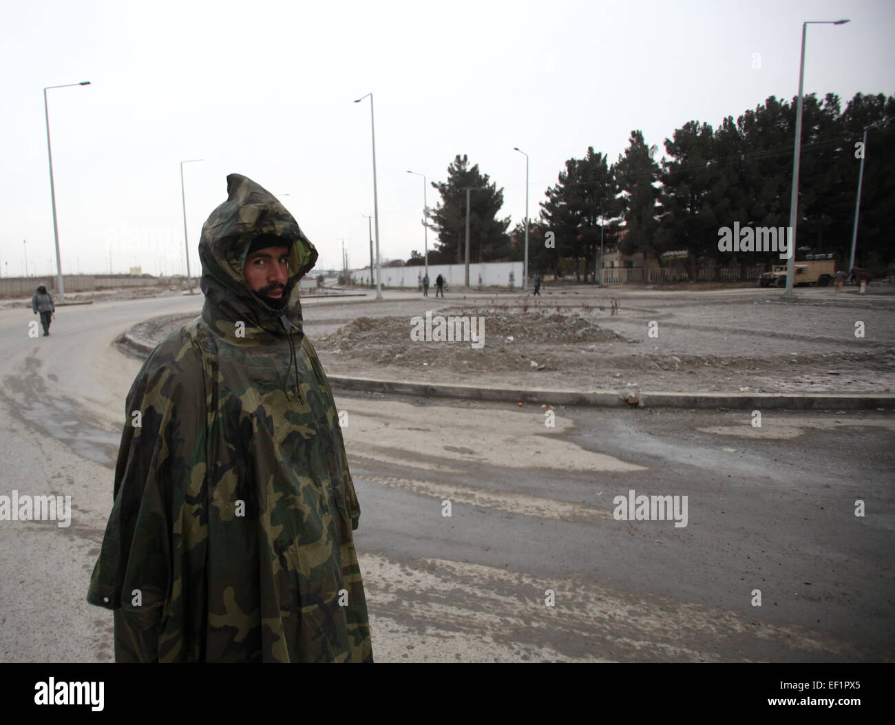 A Kabul, Afghanistan. 25 gennaio, 2015. Un poliziotto afghano sta di guardia a seguito di un suicidio bombardamenti auto a Kabul, Afghanistan, 25 gennaio, 2015. Un utente malintenzionato è stato ucciso e due civili sono rimasti feriti dopo un kamikaze scuotono la capitale afgana di Kabul Domenica mattina presto, la polizia ha detto. © Ahmad Massoud/Xinhua/Alamy Live News Foto Stock