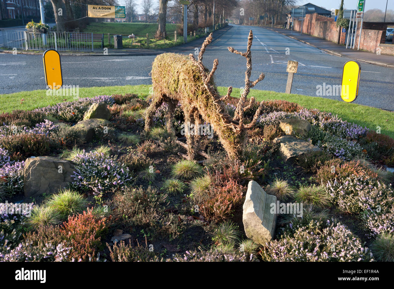 Topiaria da cervi su un semaforo con un isola a Knutsford, Cheshire, Regno Unito Foto Stock