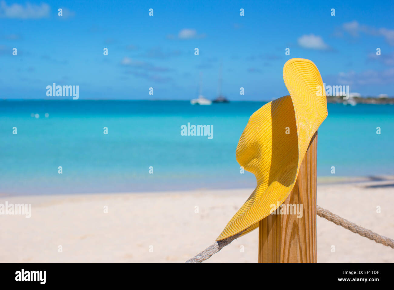 Cappello giallo sulla spiaggia recinzione al isola dei Caraibi Foto Stock