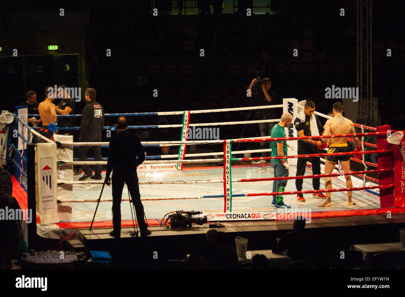 Torino, Italia. Il 24 gennaio, 2015. Box Tailandese Mania - Prestige Pre Card - Sentiljano Kakokai Italia VS Francesco Moricca Italia - anello. Credito: Davvero Facile Star/Alamy Live News Foto Stock