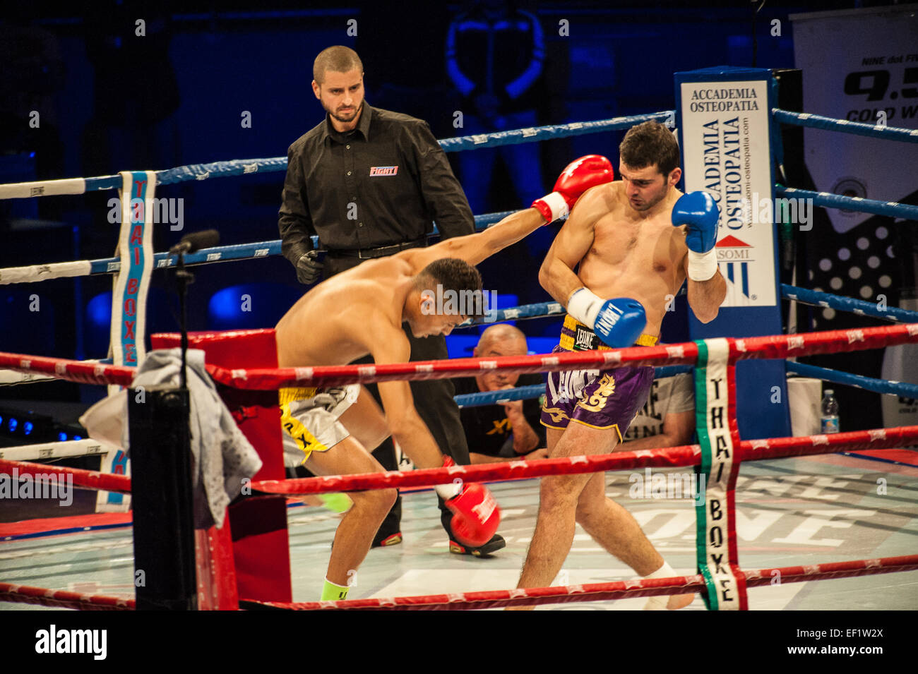 Torino, Italia. Il 24 gennaio, 2015. Box Tailandese Mania   Prestige Pre Card - alchidico Farruku Albania VS Ismail Zahir Marocco. Credito: Davvero Facile Star/Alamy Live News Foto Stock