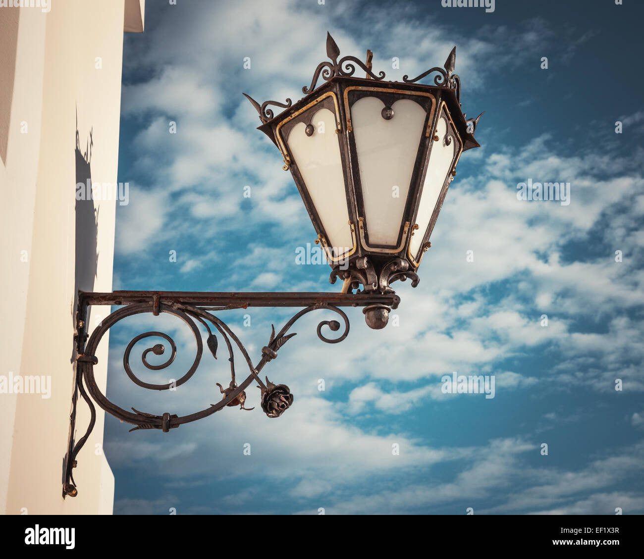 Parete decorativa via lampada sul cielo blu sullo sfondo Foto Stock