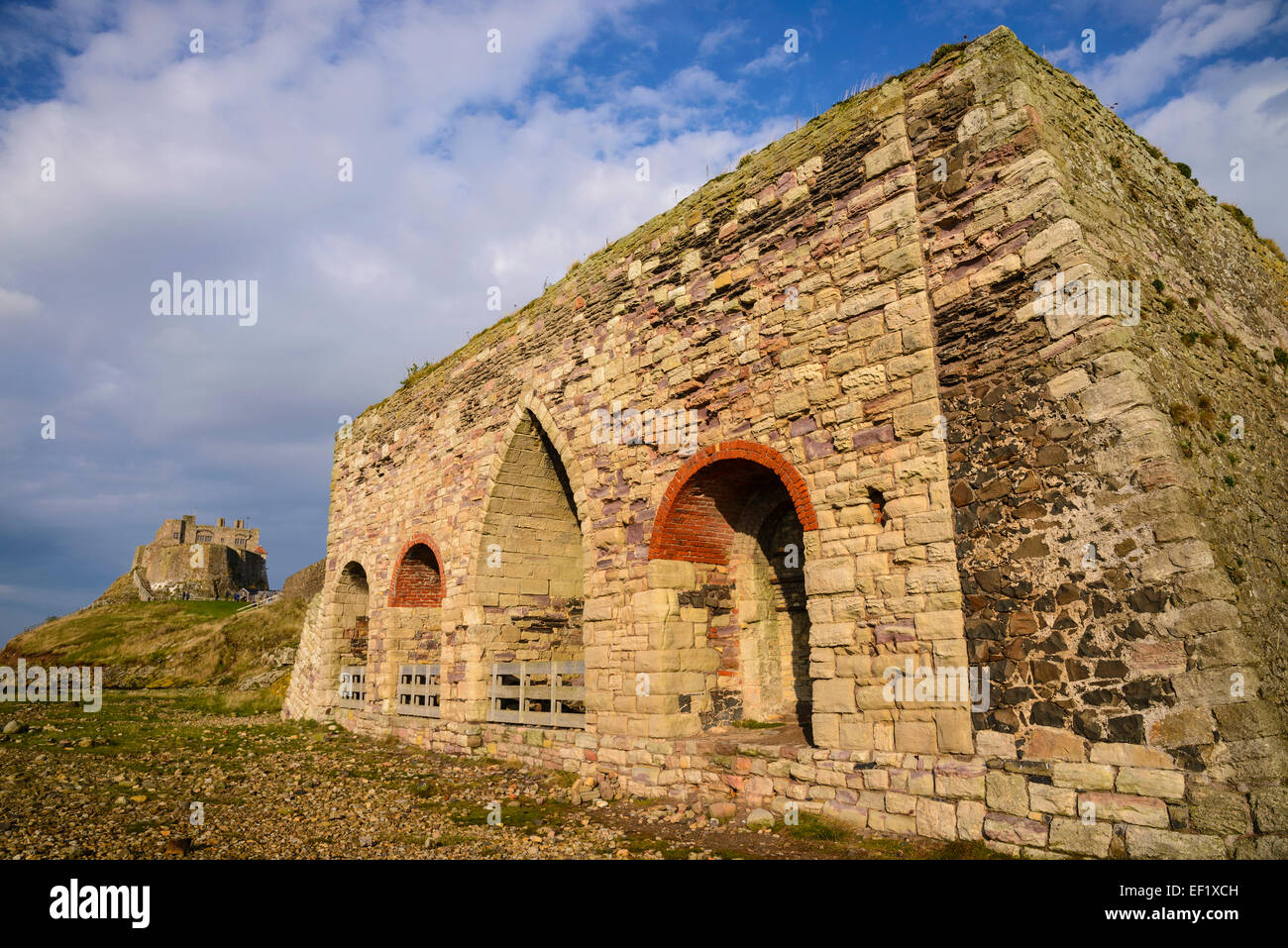 Forni per calce e Castello, Lindisfarne, Isola Santa, Northumberland, Inghilterra Foto Stock