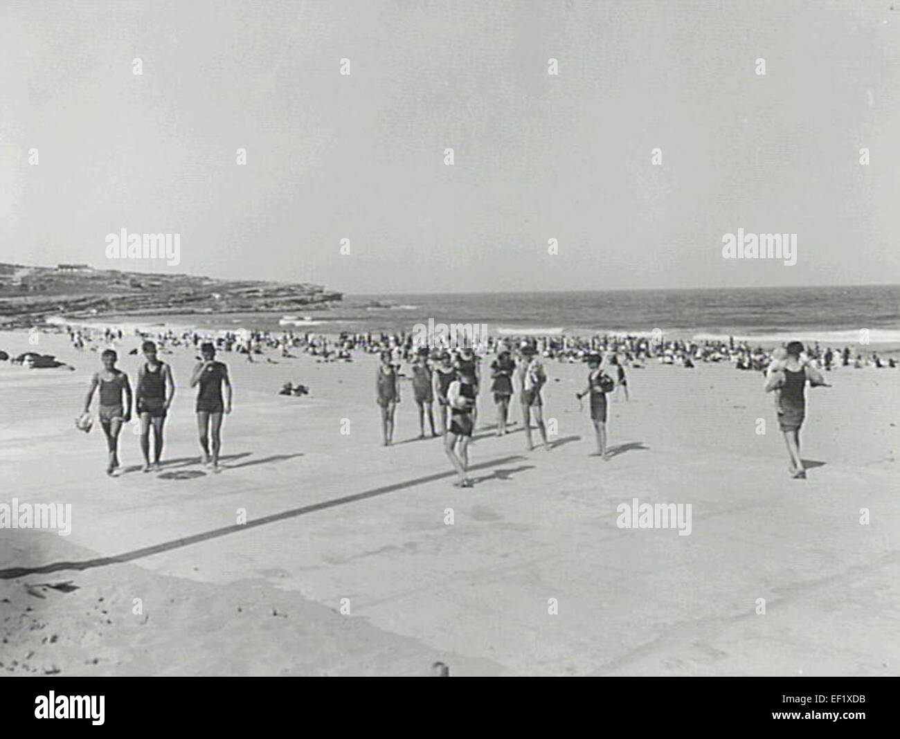Maroubra Beach a Sydney, Australia, intorno al 1910, offre uno sguardo sulla cultura delle spiagge dei primi anni del XX secolo, con le sue ampie sabbie e le attività acquatiche, che mostrano la bellezza naturale della spiaggia e l'uso della comunità durante quel periodo. Foto Stock