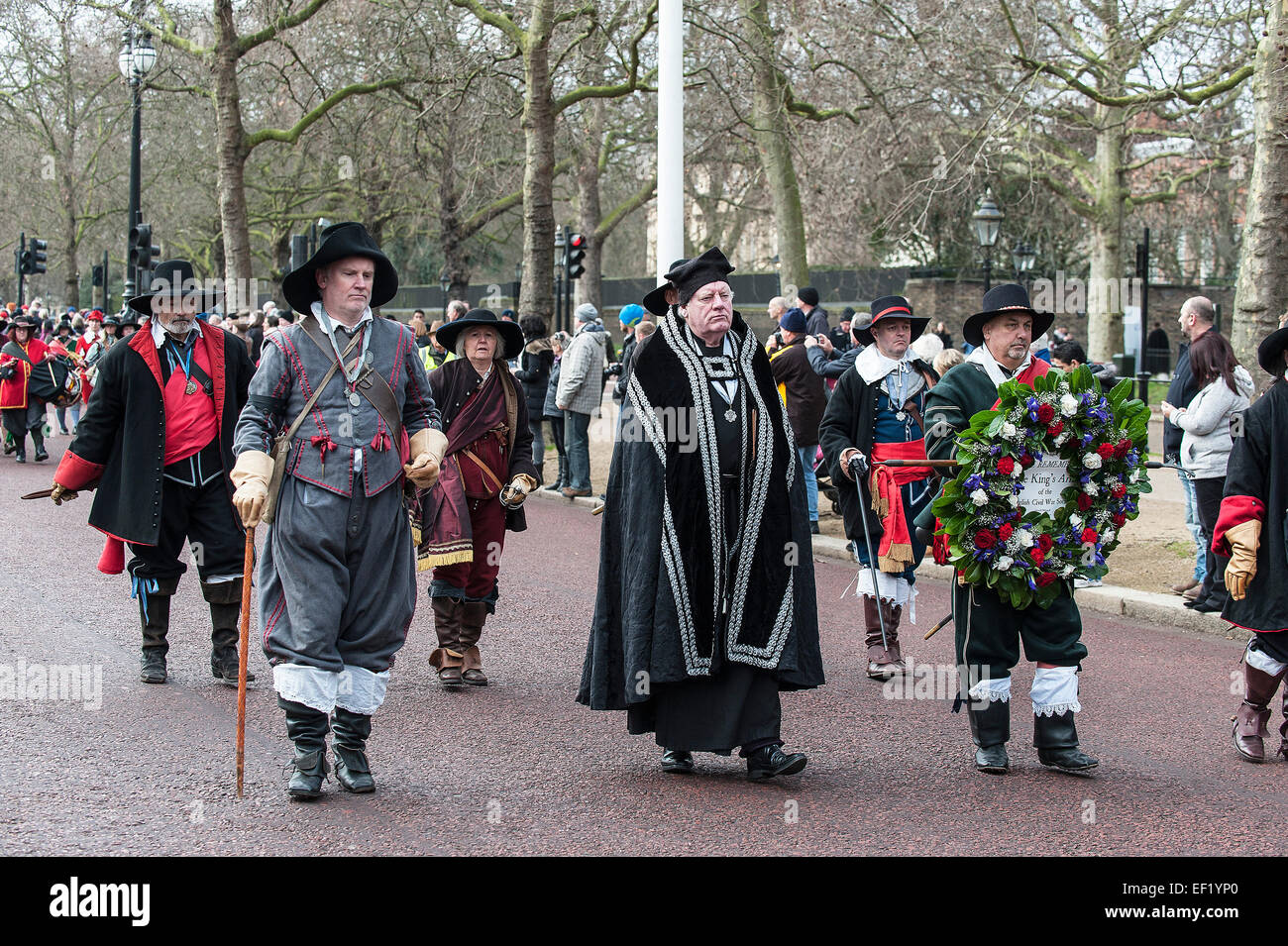 Londra, Regno Unito. Il 25 gennaio 2015. Ogni anno Royalist membri della Guerra Civile Inglese Società assemblare e marzo fino al centro commerciale per un breve servizio di ricordo per commemorare l'esecuzione del re Carlo I nel 1649. Credito: Gordon Scammell/Alamy Live News Foto Stock