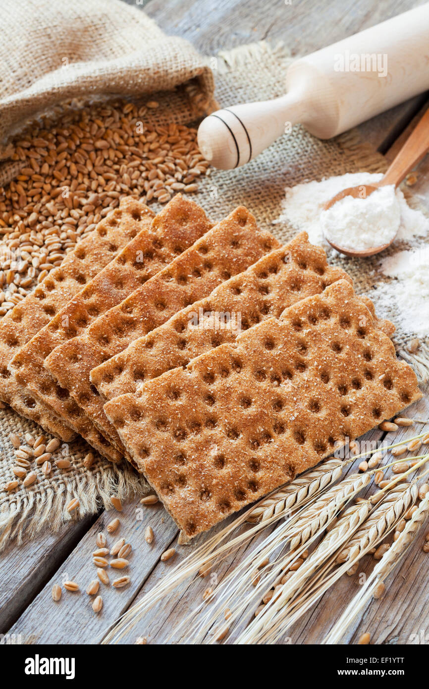 Granella di pani croccanti di segale, cereali crackers su legno tavolo rustico Foto Stock