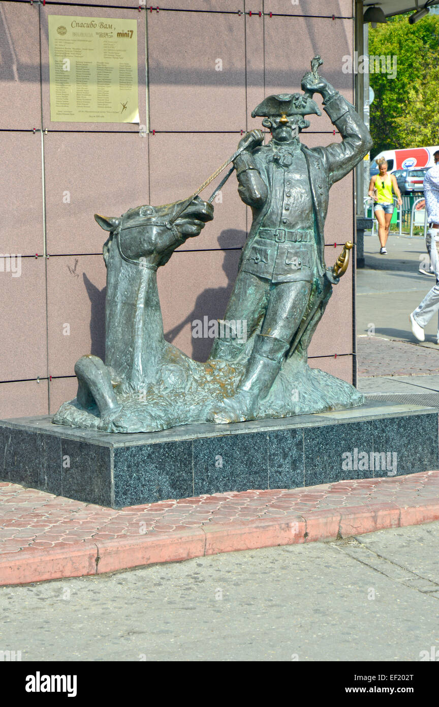 Il monumento in bronzo al Barone Munchausen. Il barone e cavallo Foto Stock