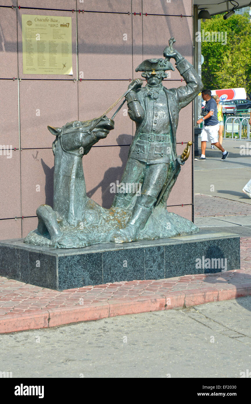Il monumento in bronzo al Barone Munchausen. Il barone e cavallo Foto Stock