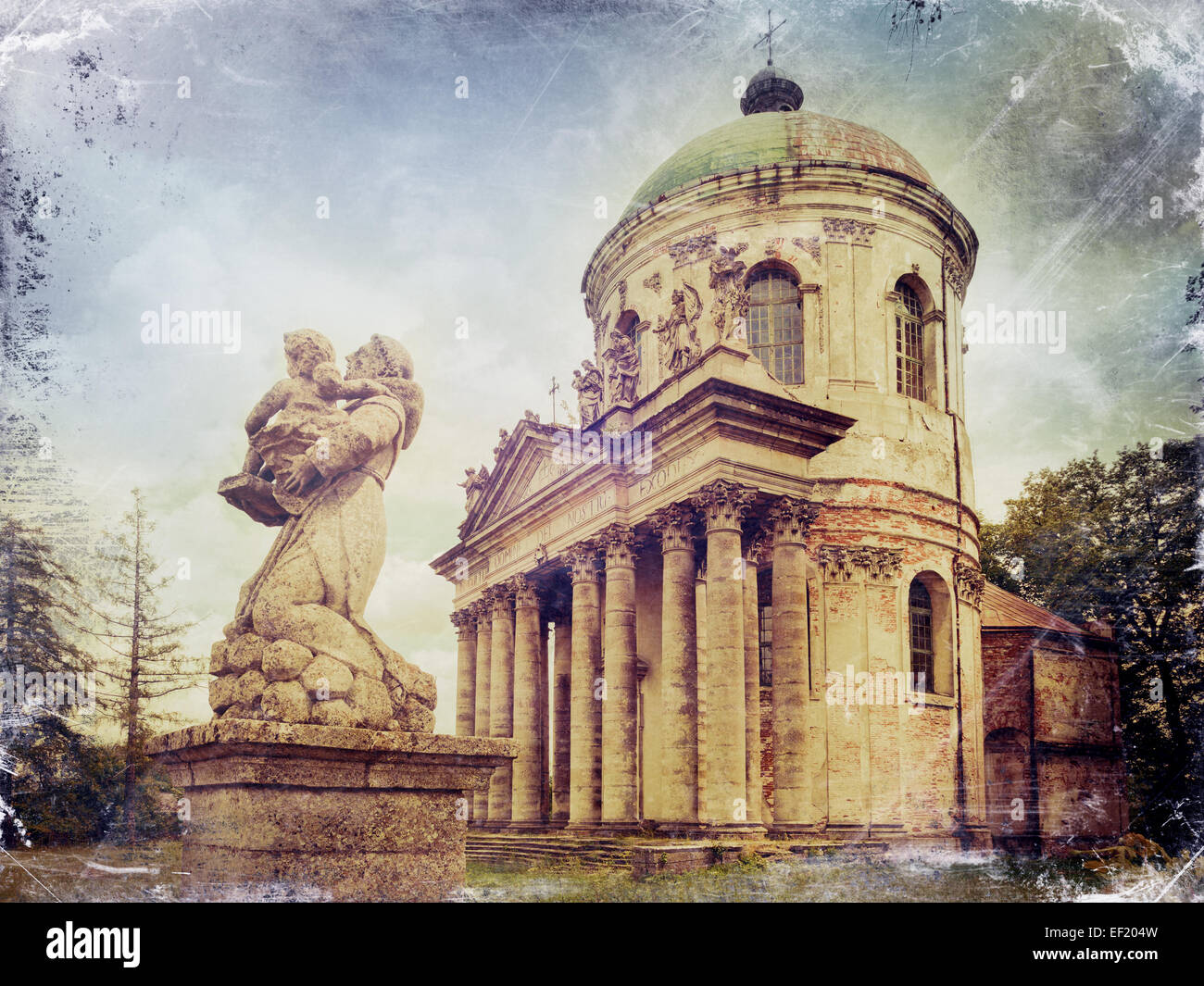 Statue e la chiesa cattolica romana di esaltazione della Santa e di San Giuseppe. Il castello di Pidhirtsi, regione di Lviv, Ucraina. Foto Stock