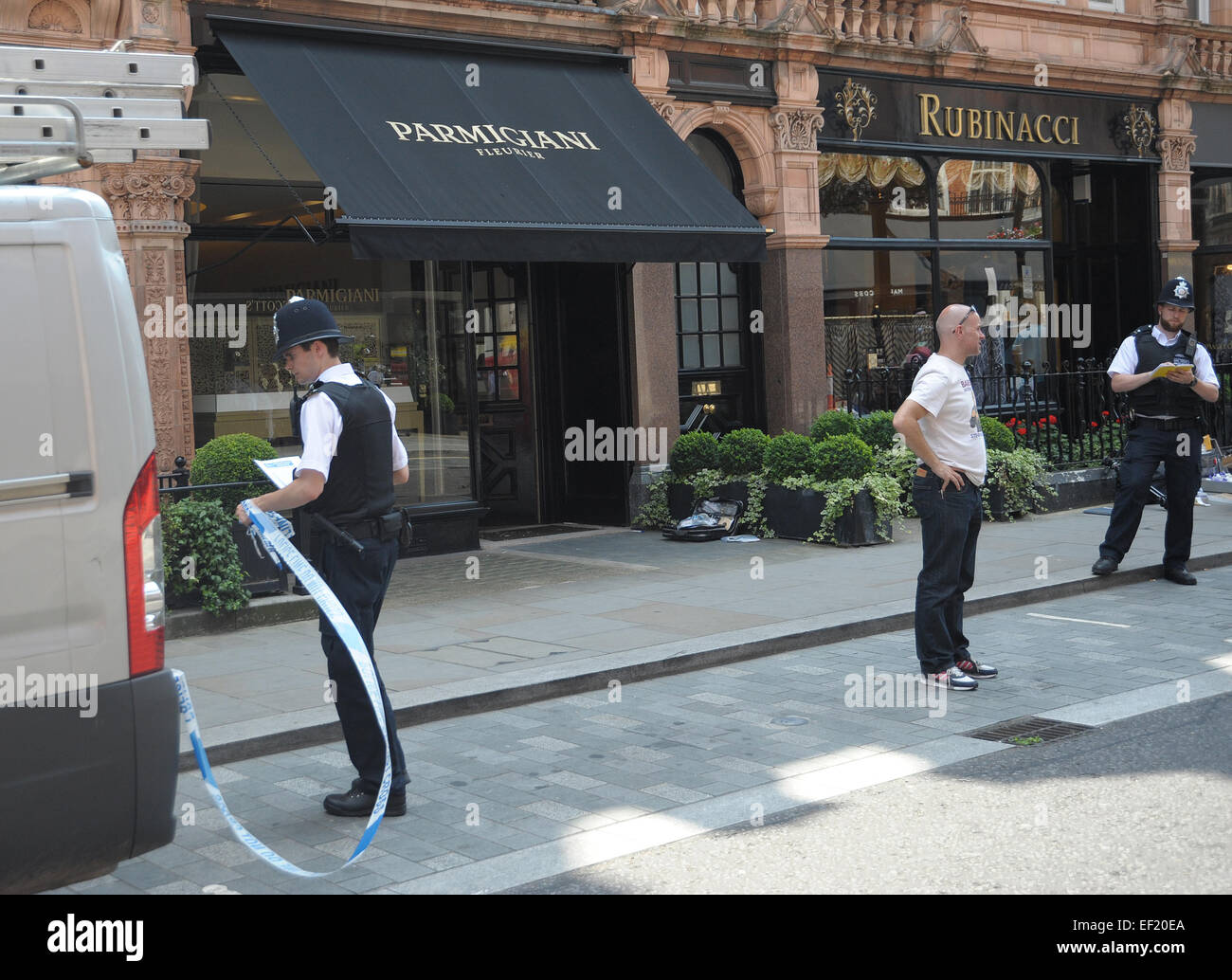 La polizia frequentare la scena di un fallito tentativo di rapina a orologiai di lusso Parmigiani sulla Mount Street a Mayfair offre: atmosfera dove: Londra, Regno Unito quando: 23 Lug 2014 Foto Stock