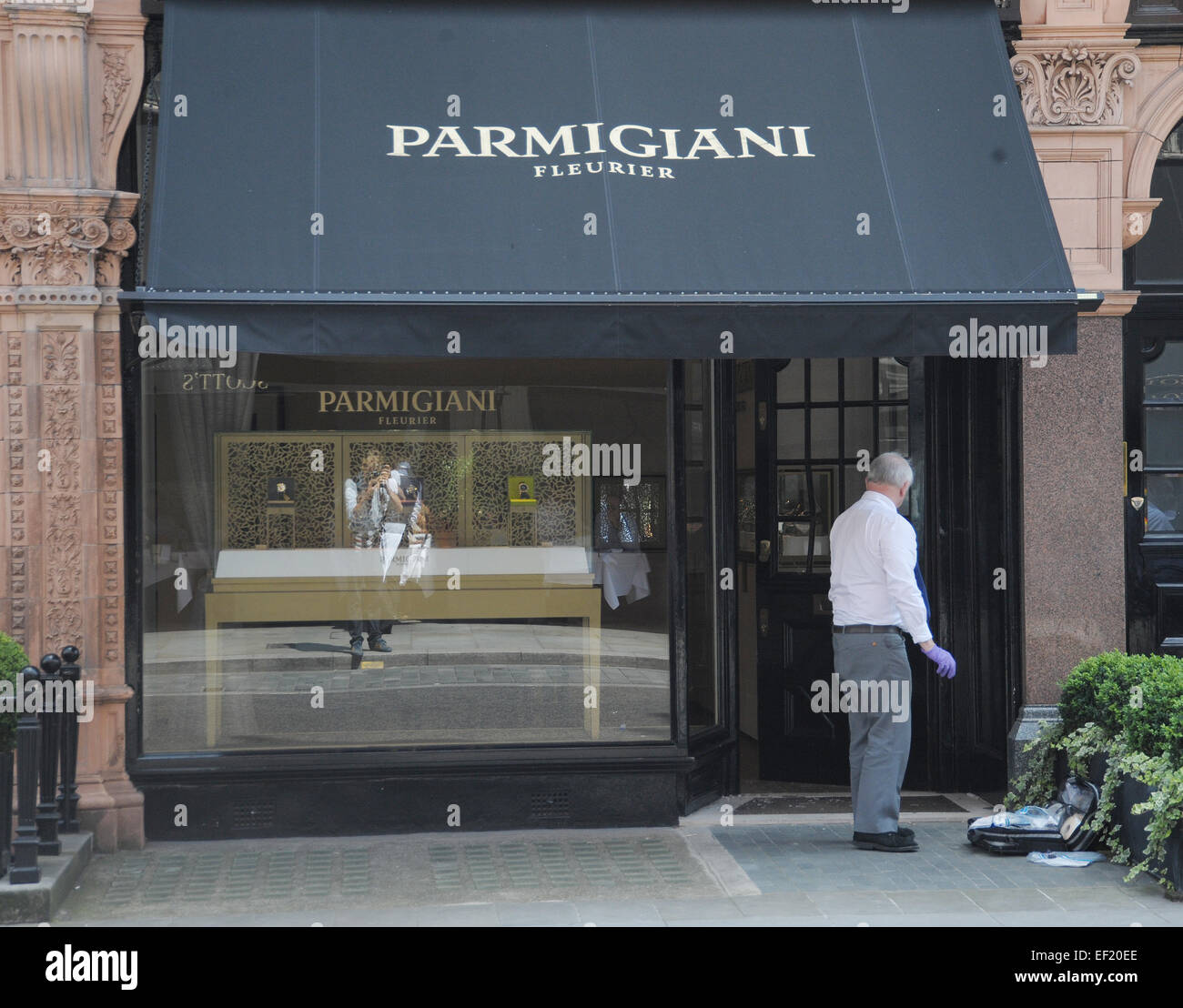 La polizia frequentare la scena di un fallito tentativo di rapina a orologiai di lusso Parmigiani sulla Mount Street a Mayfair offre: atmosfera dove: Londra, Regno Unito quando: 23 Lug 2014 Foto Stock