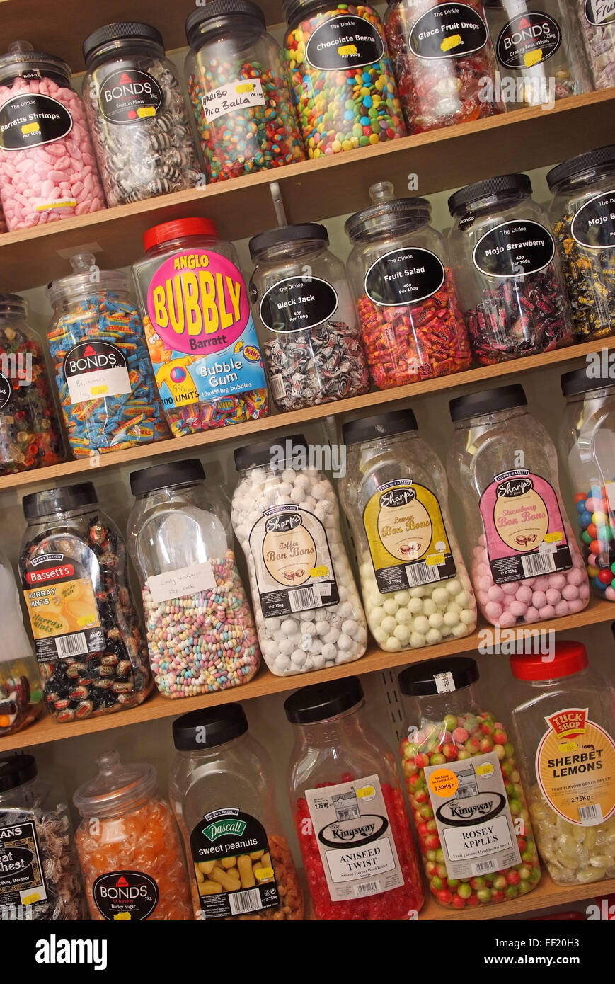 Tradizionale vendita sweetshop in vasi,incluso gobstoppers,caramelle,dei humbugs,e caramelle di.un tasso di inflazione del Regno Unito bambino dolciario Foto Stock