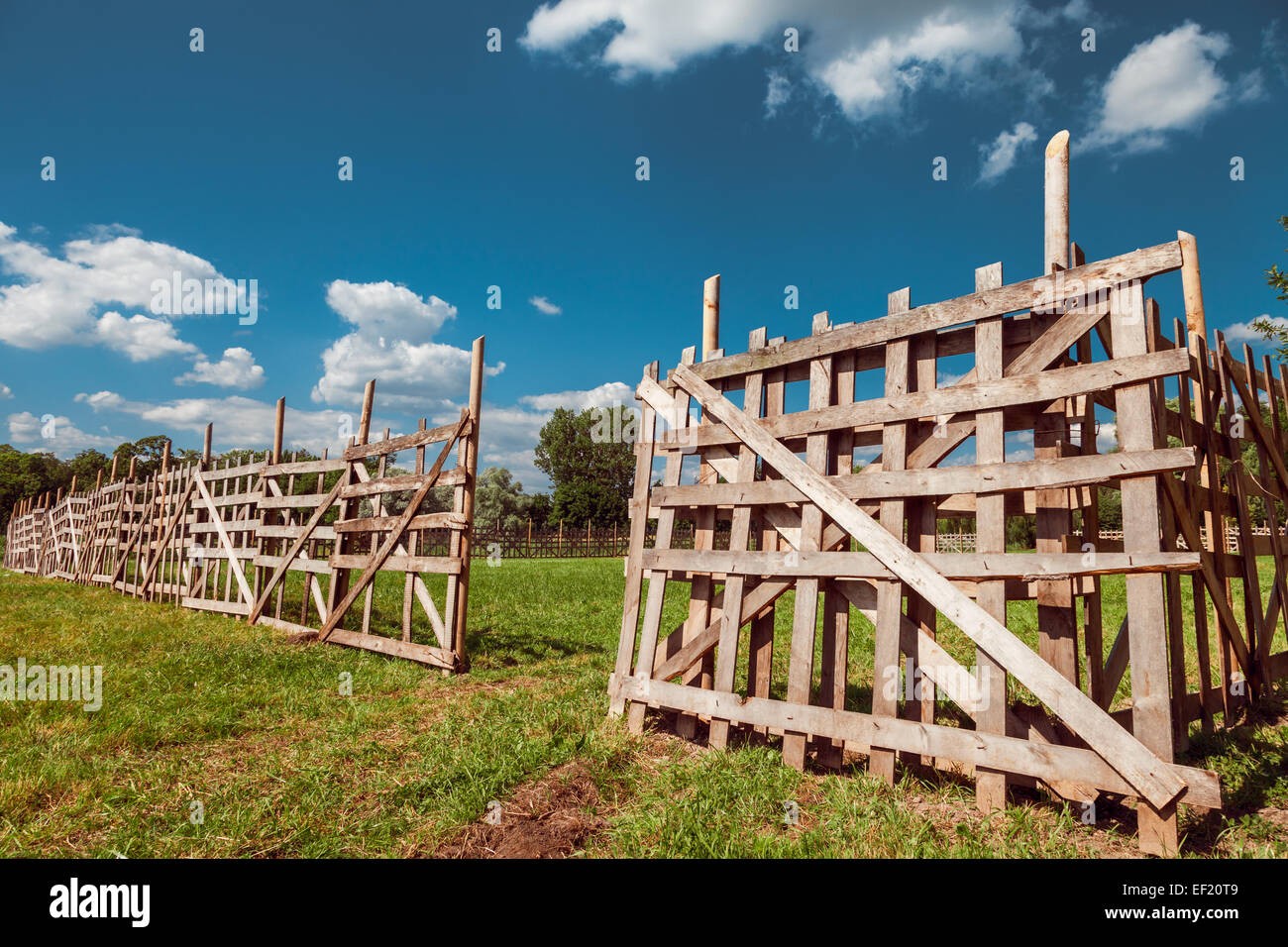 Rustico in legno recinzione, cielo blu e il paesaggio del villaggio Foto Stock