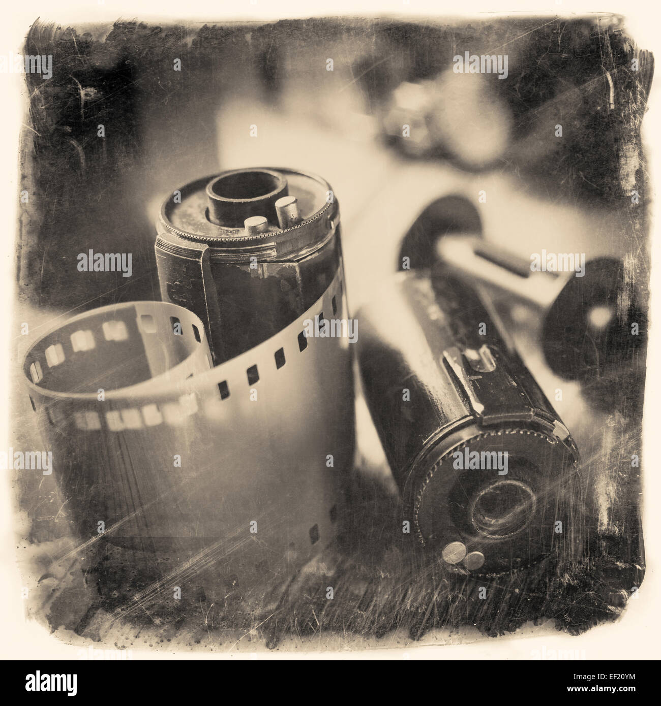 Una vecchia foto rotoli di pellicola, la cassetta e il retro della fotocamera. Foto d'epoca stilizzato. Foto Stock