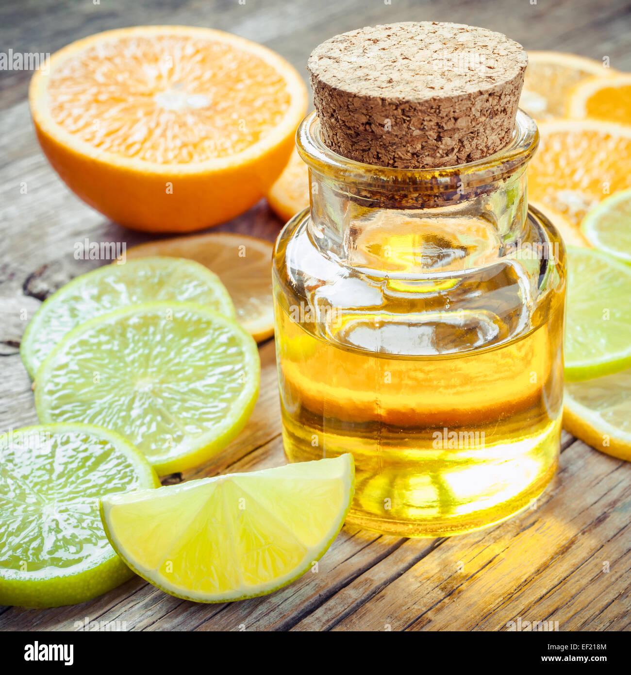 Olio essenziale di agrumi e la fetta di frutti maturi: arancio, limone e frutta di lime Foto Stock