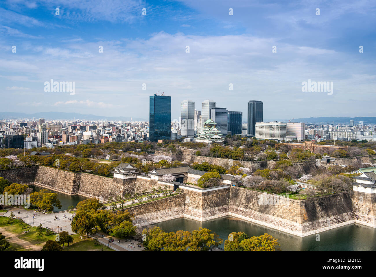 Osaka, Giappone skyline della città al castello e business park. Foto Stock