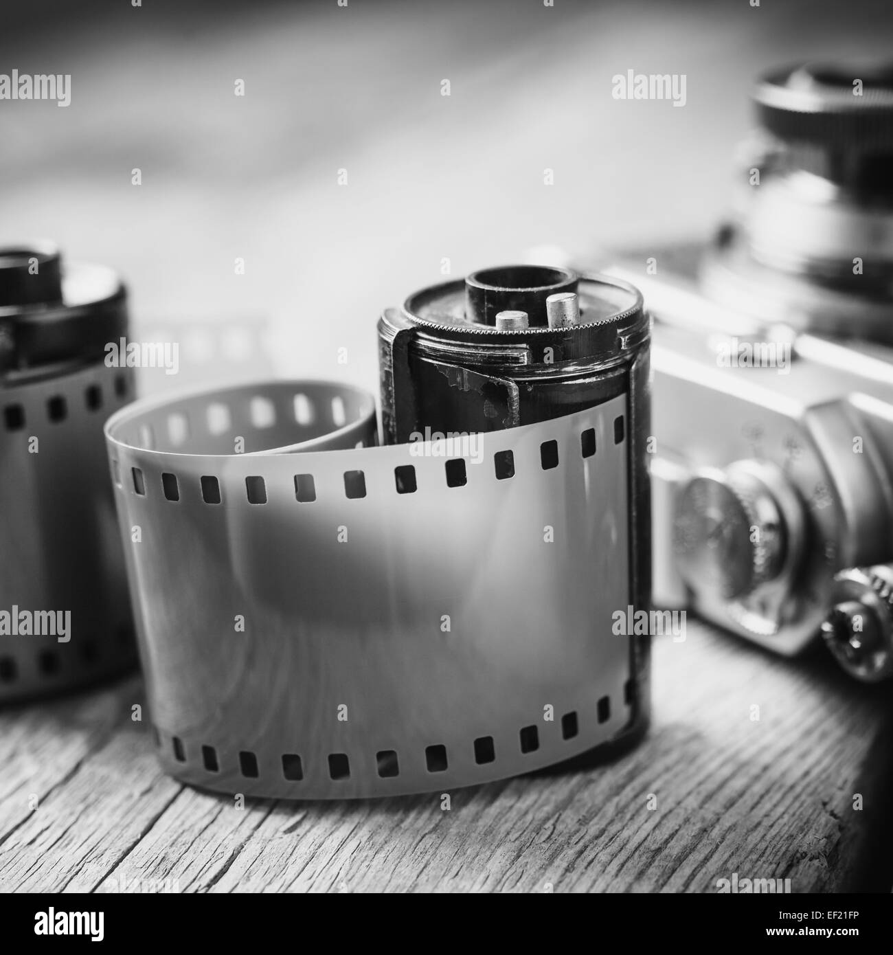 Foto Vecchia Cassetta Delle Pellicole E Retro Fotocamera Su Sfondo Vintage In Bianco E Nero Stilizzato Foto Stock Alamy