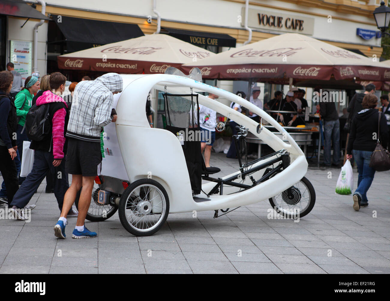 Rispettosi dell'ambiente bicicletta elettrica taxi (ciclo bike; velo) in taxi in attesa di clienti in Moscown Foto Stock
