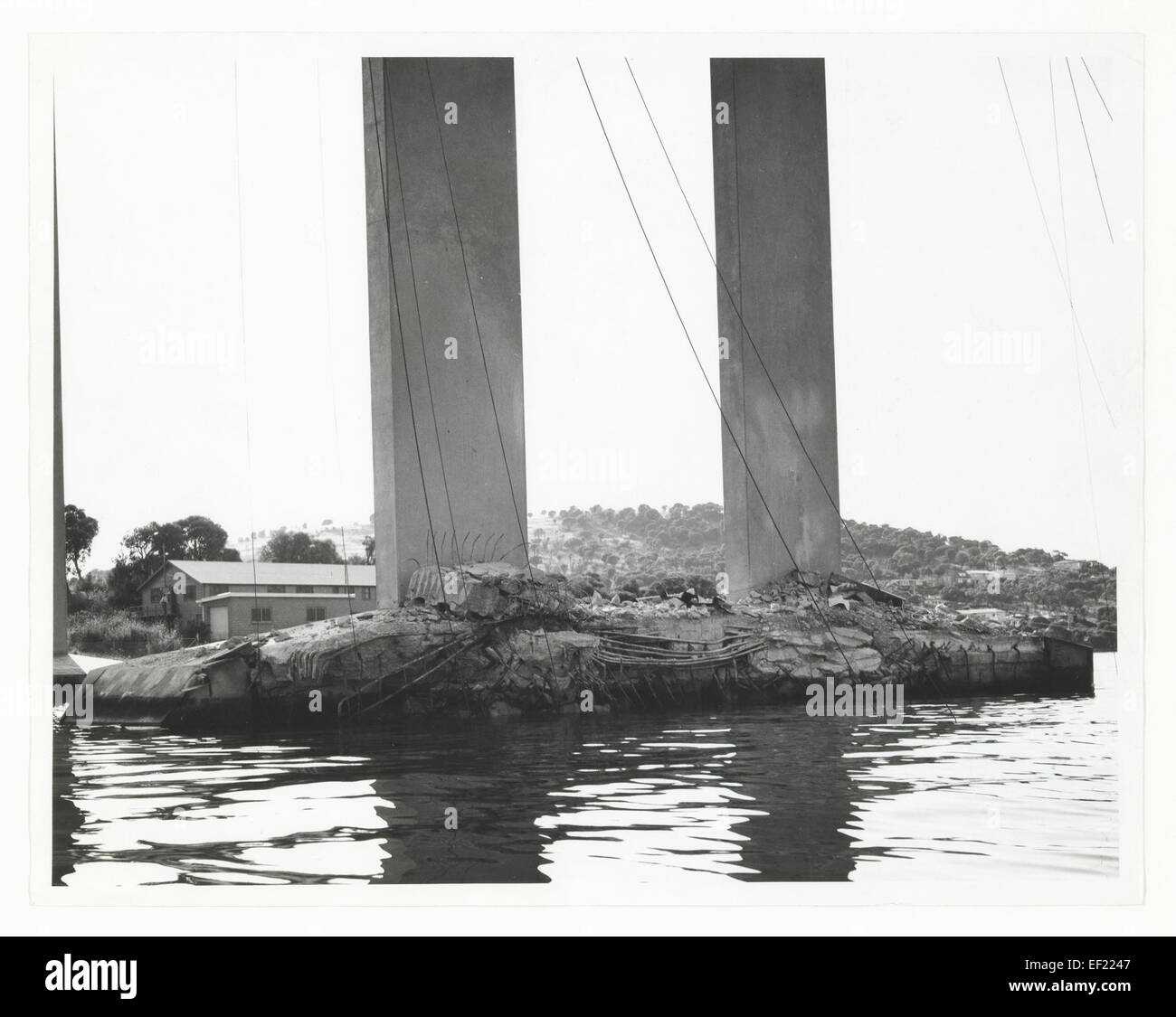 Il disastro del Tasman Bridge del 1975 in Australia ha lasciato un significativo relitto nel lago Illawarra. L'immagine mostra le conseguenze, evidenziando i danni causati al Tasman Bridge, un collegamento di trasporto critico in Tasmania. Foto Stock