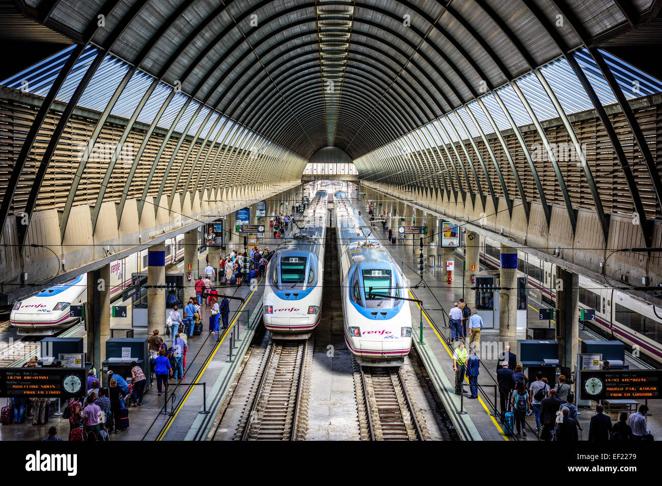 I passeggeri e i treni a alla stazione di Santa Justa a Siviglia in Spagna. Foto Stock