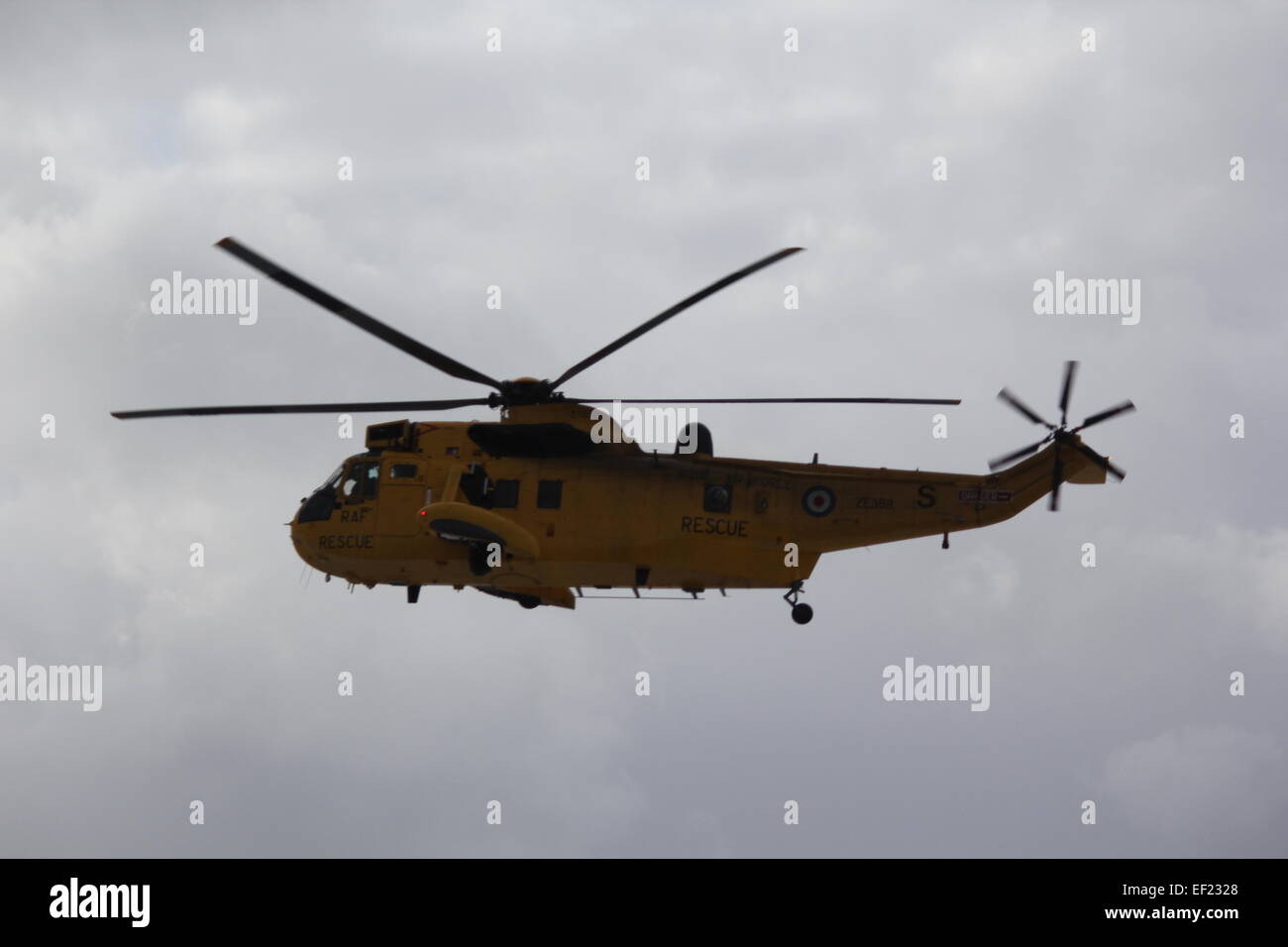 Un mare di RAF re elicottero del volo C 22 squadron RAF Valley oltre Aberystwyth Wales UK Foto Stock