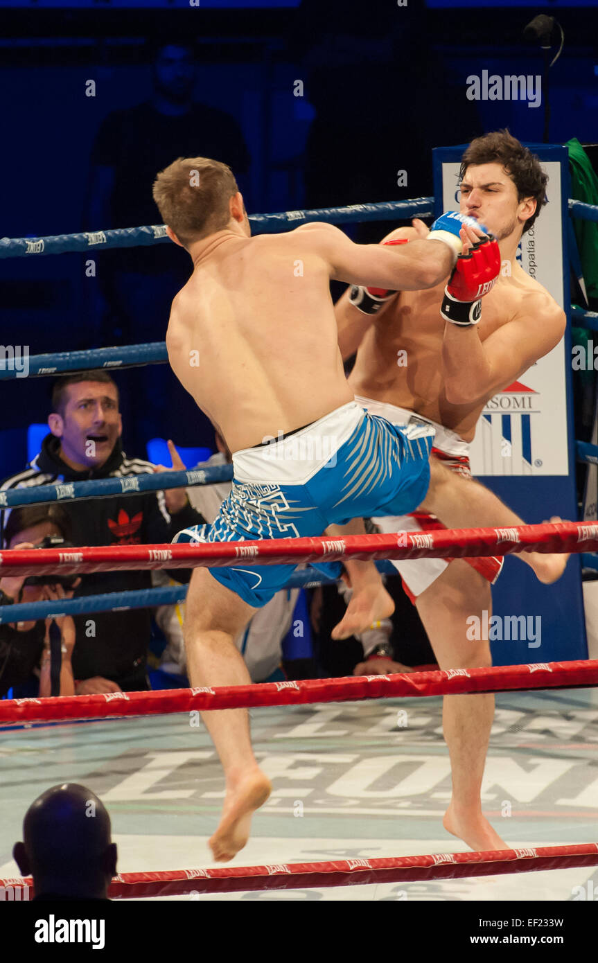 Torino, Italia. Il 24 gennaio, 2015. Box Tailandese Mania evento- Mixed Martial Arts   Maxim Radu Moldavia VS Raffaele Spallitta Italia. Credito: Davvero Facile Star/Alamy Live News Foto Stock