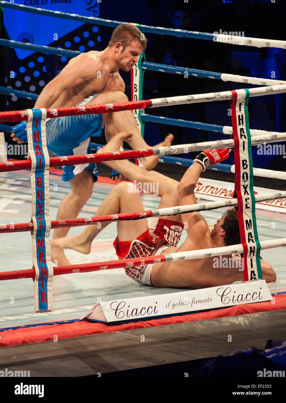 Torino, Italia. Il 24 gennaio, 2015. Box Tailandese Mania evento- Mixed Martial Arts   Maxim Radu Moldavia VS Raffaele Spallitta Italia. Credito: Davvero Facile Star/Alamy Live News Foto Stock