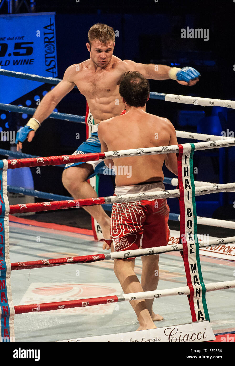 Torino, Italia. Il 24 gennaio, 2015. Box Tailandese Mania evento- Mixed Martial Arts   Maxim Radu Moldavia VS Raffaele Spallitta Italia. Credito: Davvero Facile Star/Alamy Live News Foto Stock