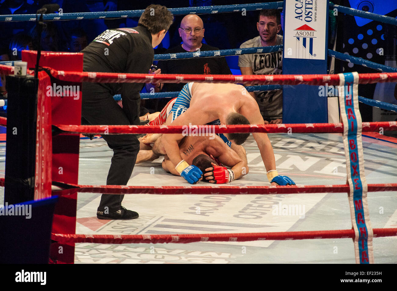 Torino, Italia. Il 24 gennaio, 2015. Box Tailandese Mania - Evento di Mixed Martial Arts - Mihail Nica Moldavia VS Luigi Prezze Italia. Credito: Davvero Facile Star/Alamy Live News Foto Stock