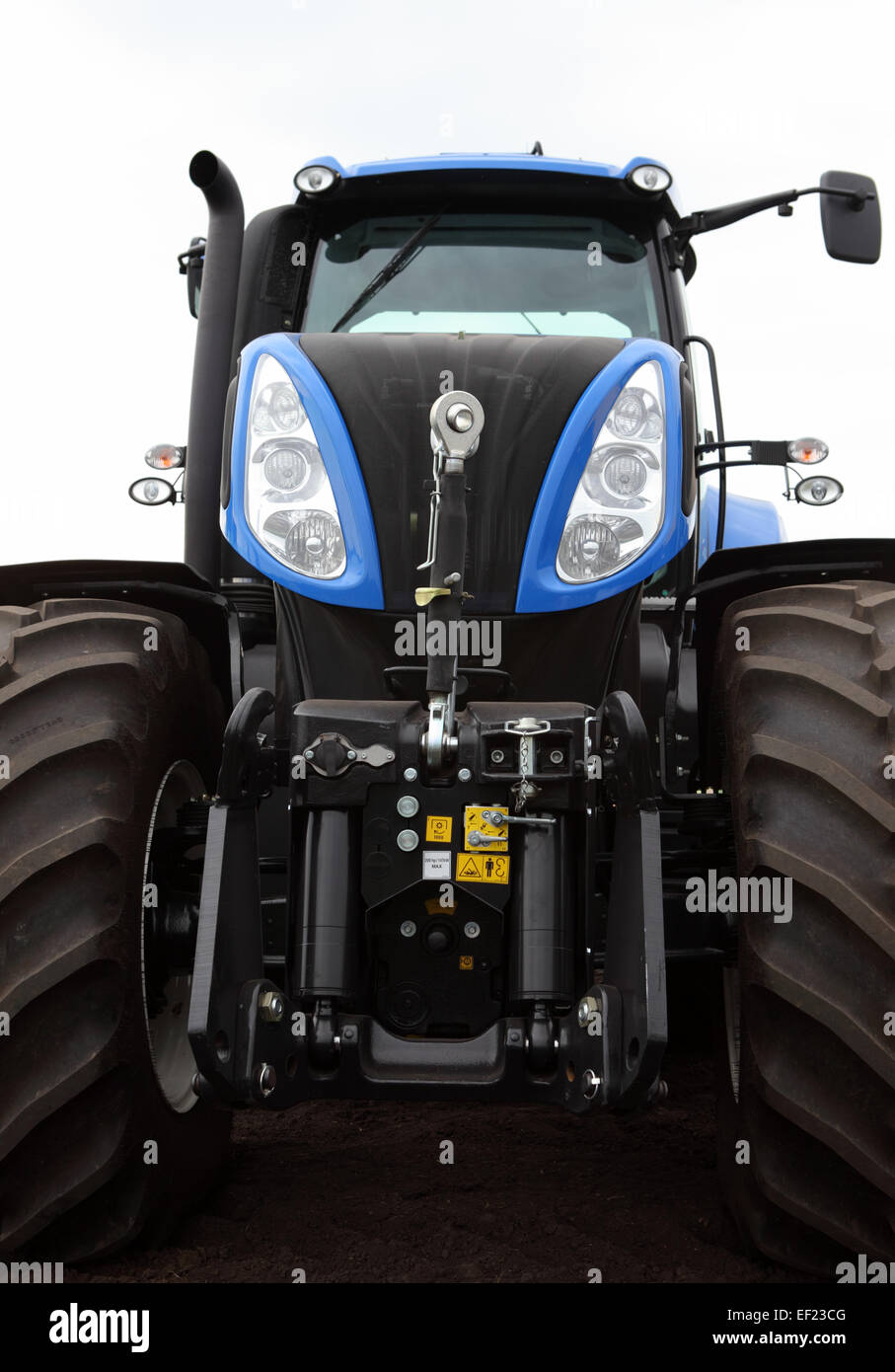 La parte anteriore del trattore nuovo con barra di traino idraulico e luci Foto Stock