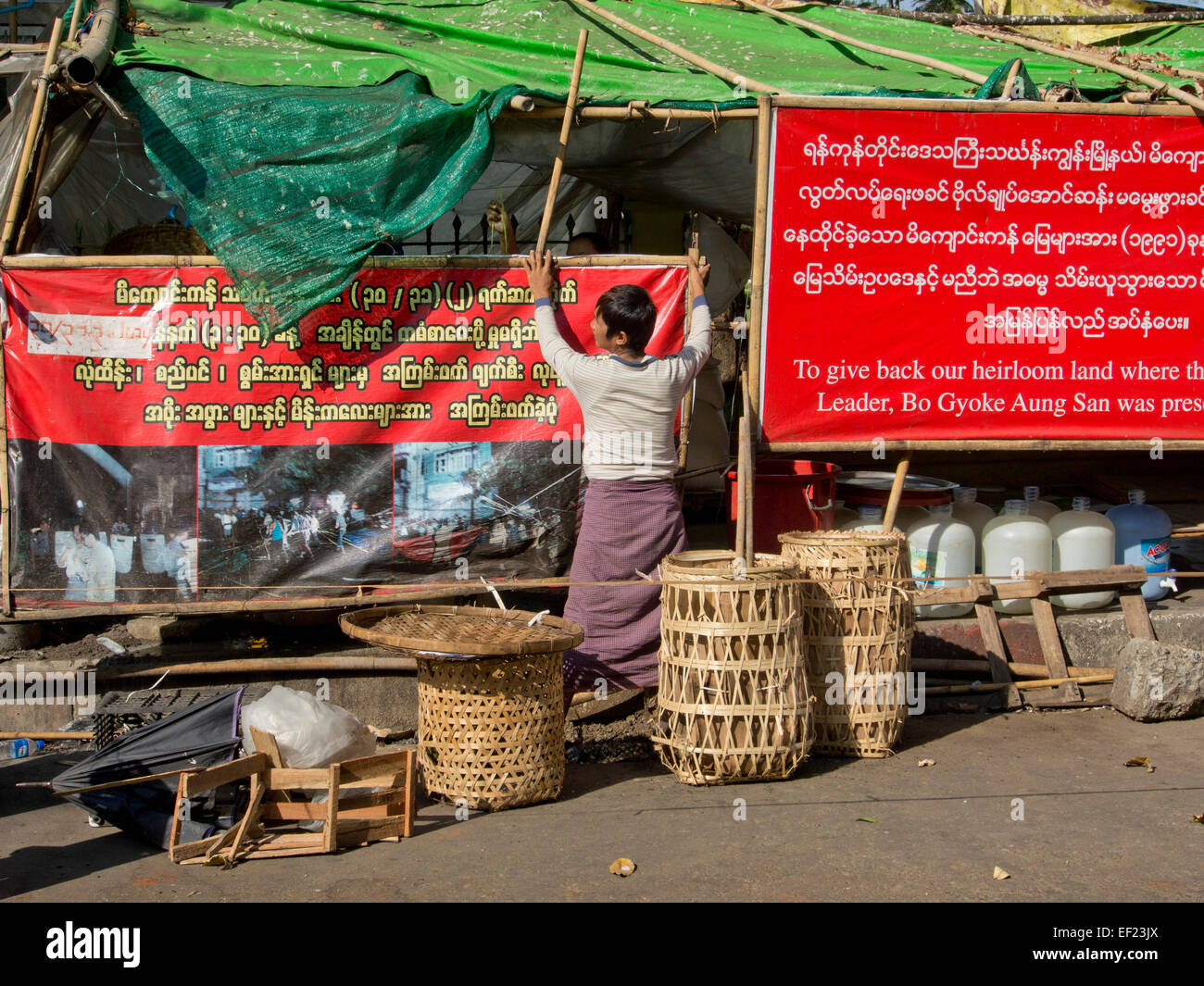 I residenti locali di protesta contro le dispute sulla terra a Yangon, Myanmar Foto Stock