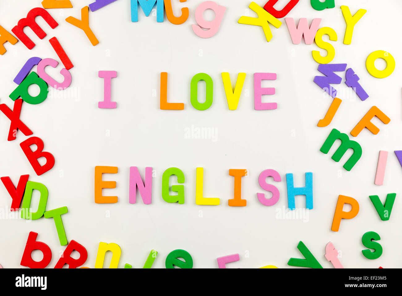Alfabeto colorato magneti su una lavagna ortografia amo inglese Foto Stock