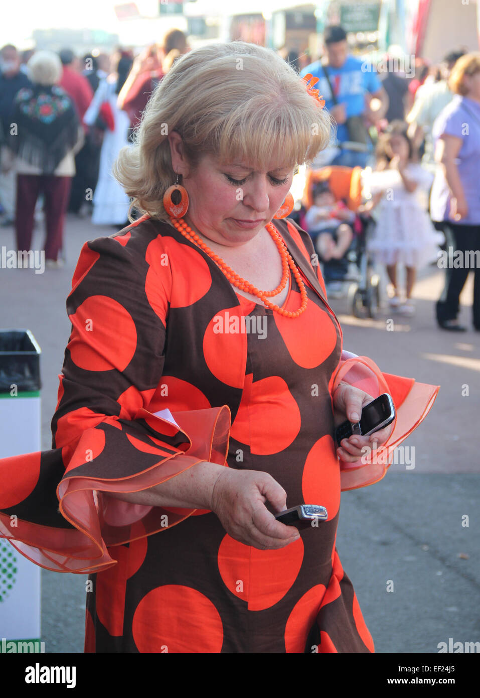 Donna In Spagnolo Tradizionale Abito Di Flamenco A Feria De Abril De Catalogna Fiera Di Aprile Di Catalogna A Barcellona Foto Stock Alamy