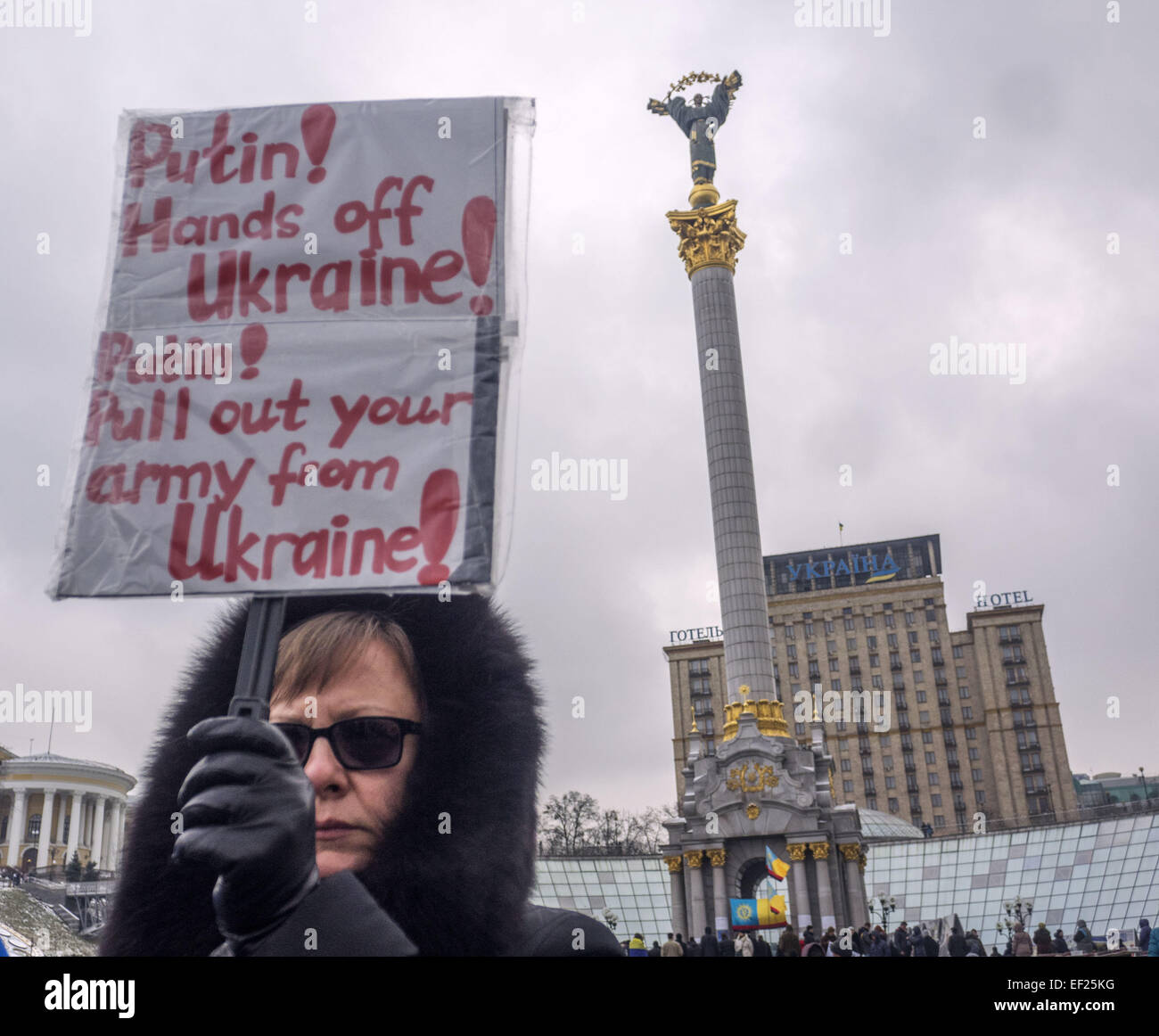 Indifferente ucraino detiene una targhetta contro l aggressione russa. 25 gennaio, 2015. -- Oggi. 25 gennaio 2014, presso la piazza Indipendenza a Kiev in Ucraina, ha onorato la memoria di coloro che sono morti in Mariupol.ieri il russo-truppe terroristiche sparato Mariupol, Donetsk regione del lancio di molteplici sistemi di razzo ''Grad''. Secondo recenti rapporti, uccidendo almeno 30 persone e il ferimento di circa un centinaio di. © Igor Golovniov/ZUMA filo/Alamy Live News Foto Stock