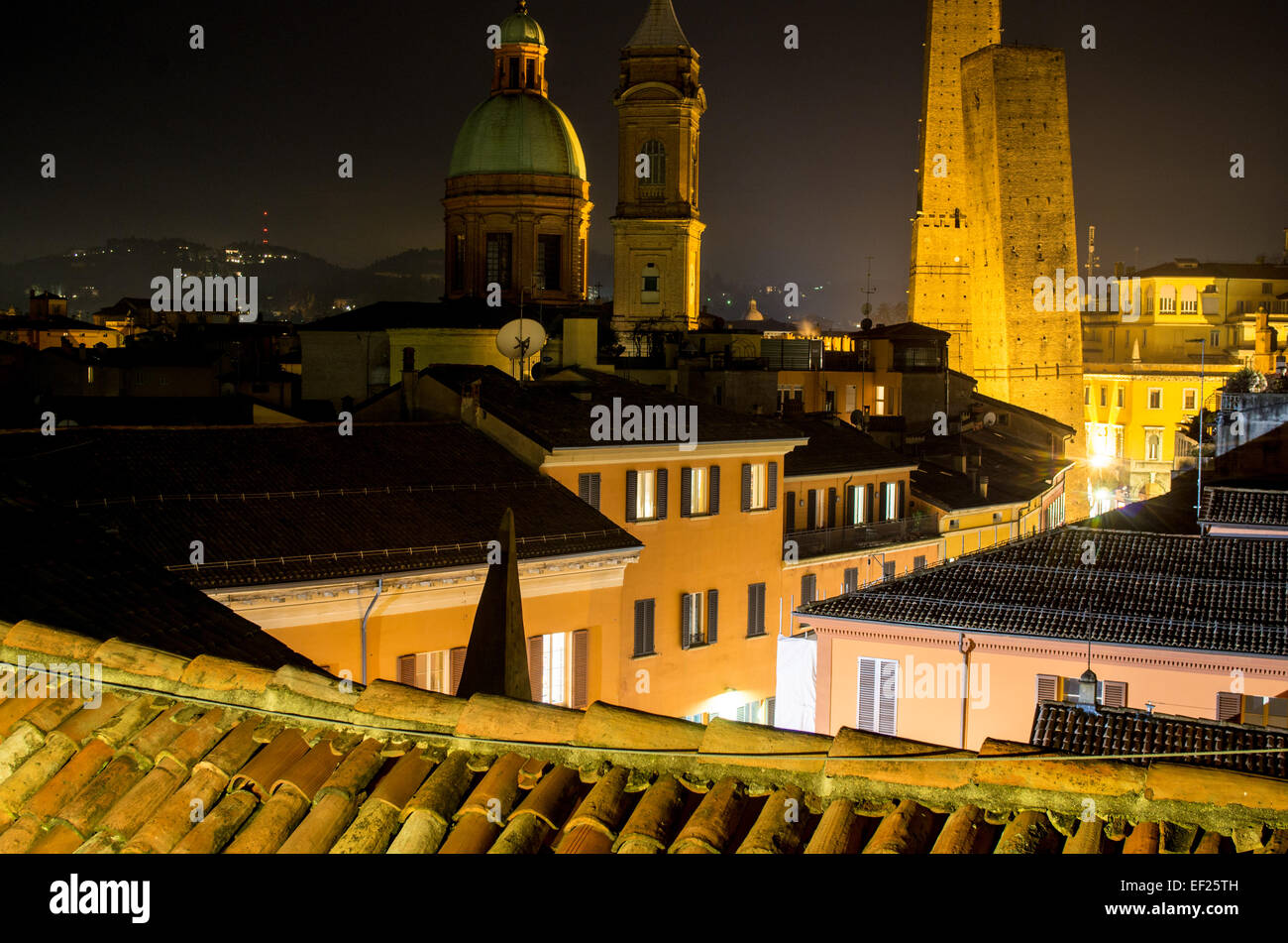 Bella notte in tetti di Bologna Foto Stock