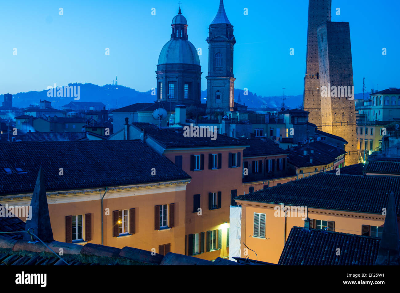 Panorama di Bologna alla luce del giorno Foto Stock