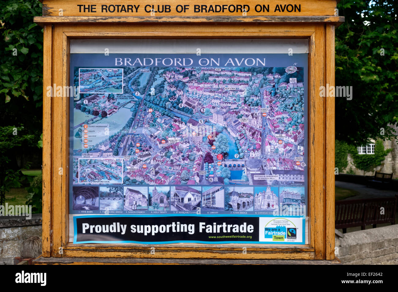 Una piscina esterna visualizzata la mappa della città di Bradford on Avon, Wiltshire, Regno Unito. Foto Stock