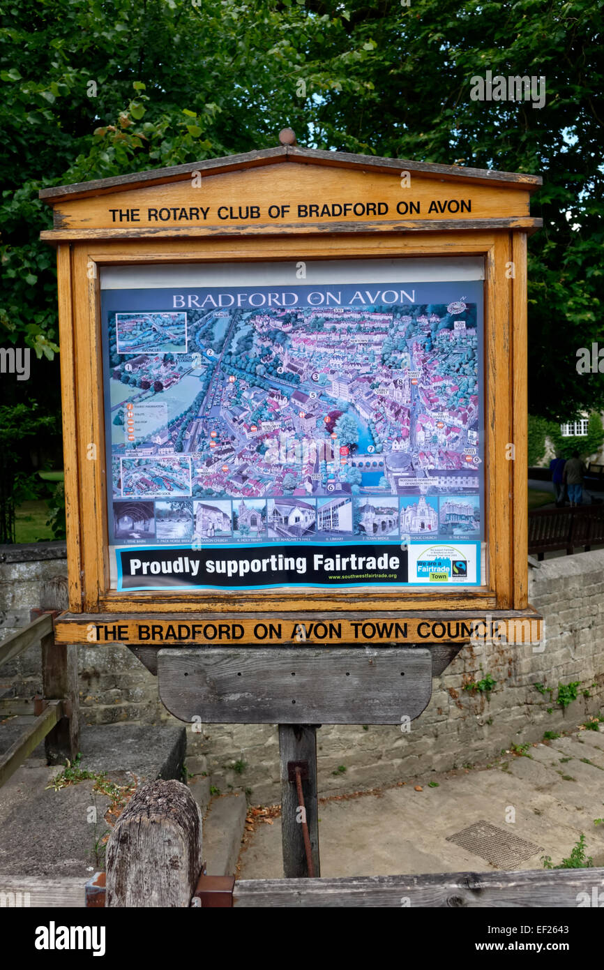 Una piscina esterna visualizzata la mappa della città di Bradford on Avon, Wiltshire, Regno Unito. Foto Stock