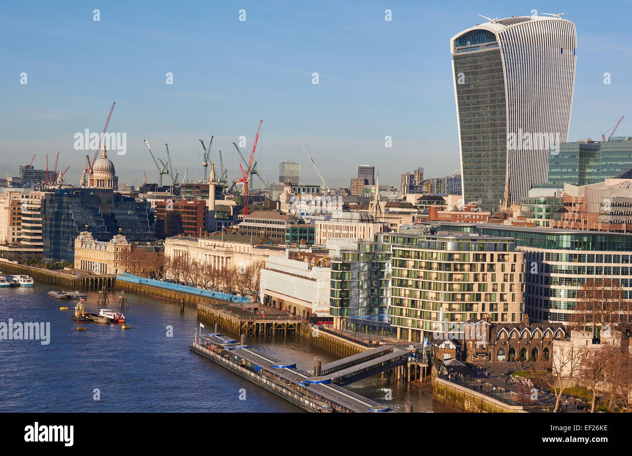 Paesaggio urbano con la Cattedrale di St Paul e la 'Walkie talkie' edificio, Londra, Inghilterra, l'Europa. Foto Stock