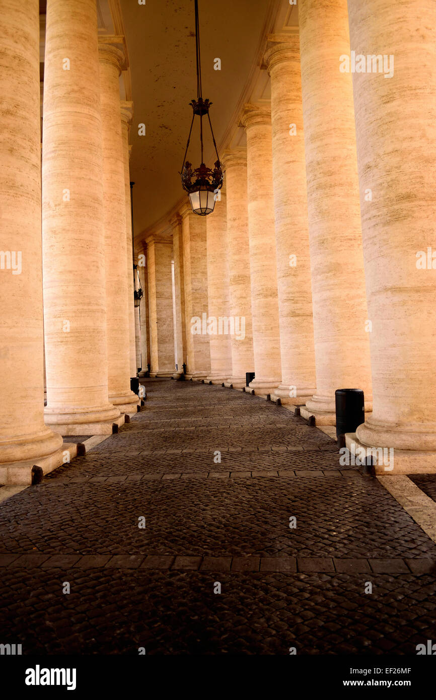 Pilastri della piazza di San Pietro e la Città del Vaticano, Italia Foto Stock