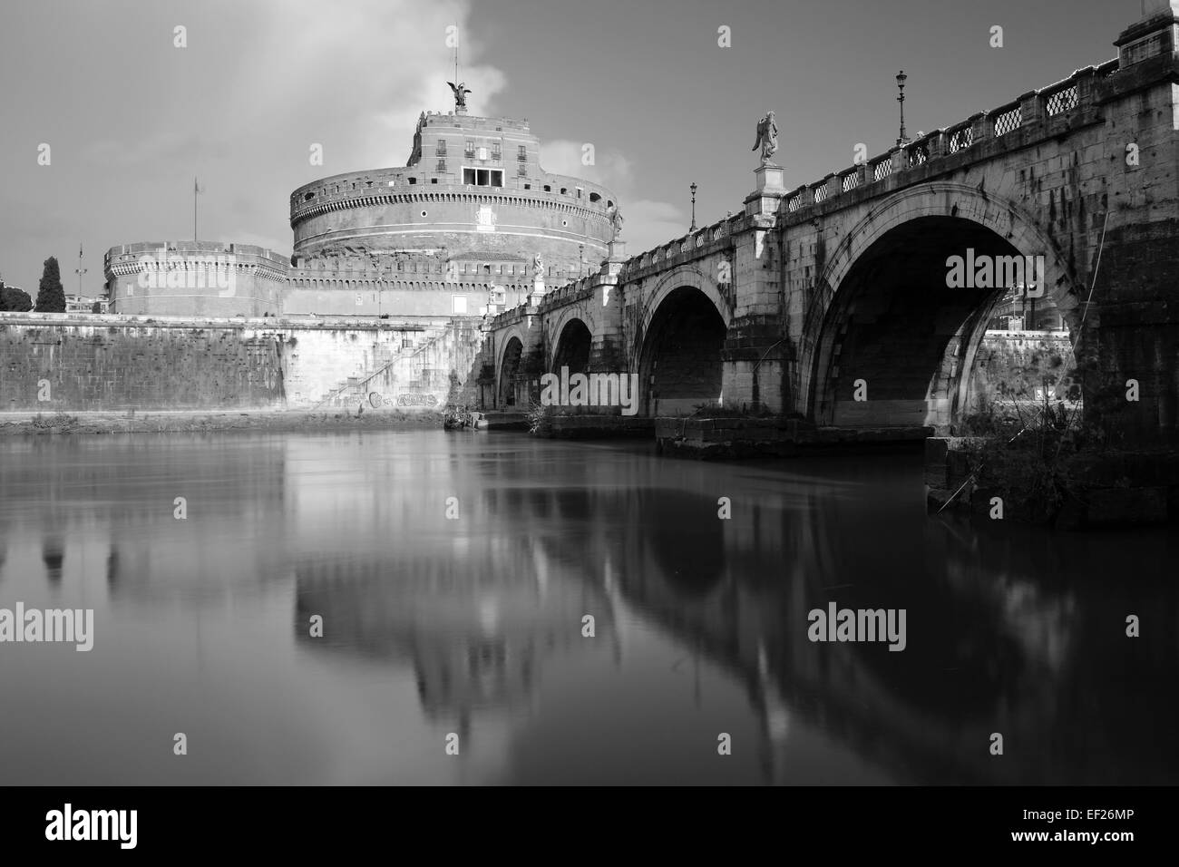 Immagine in bianco e nero di Ponte Sant Angelo, Roma, Italia Foto Stock